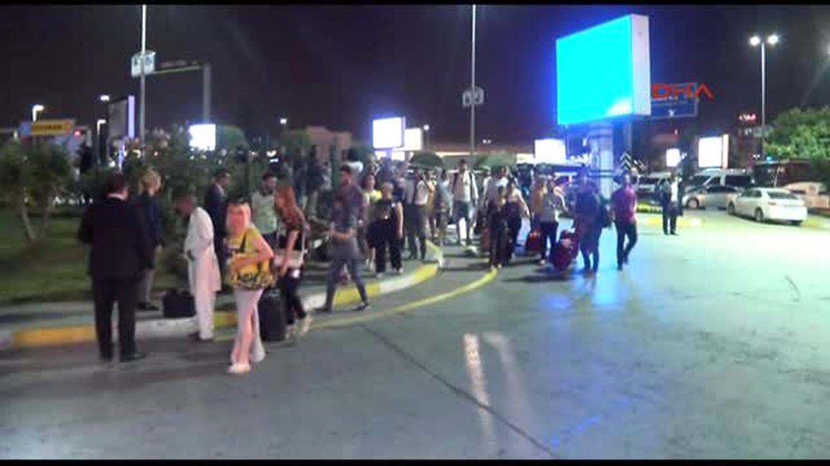 Atatürk Havalimanı\'ndaki Yolcular Otobüslelerle Tahliye Edildi