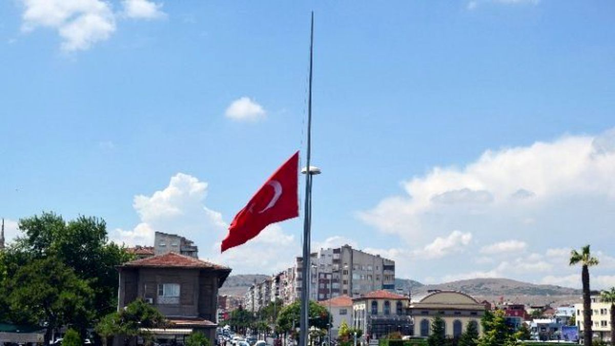 Balıkesir\'de Bayraklar Yarıya İndirildi