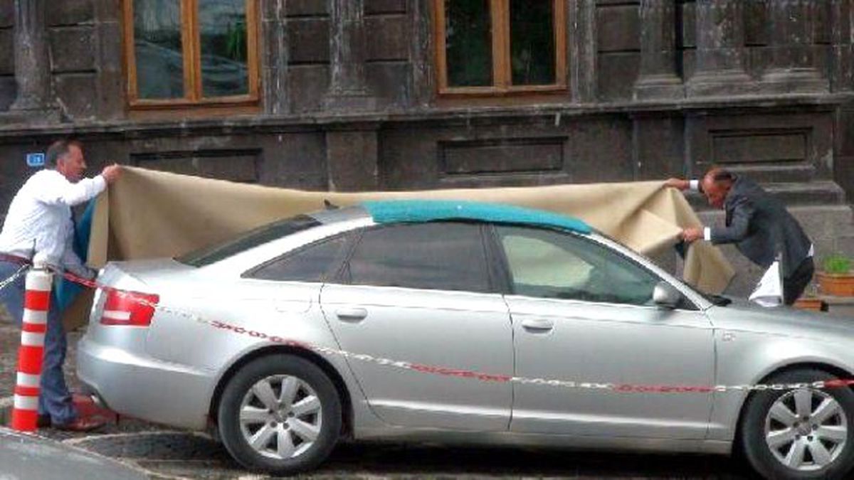 Başkanın Makam Aracını Doludan Tören Halısıyla Korudular