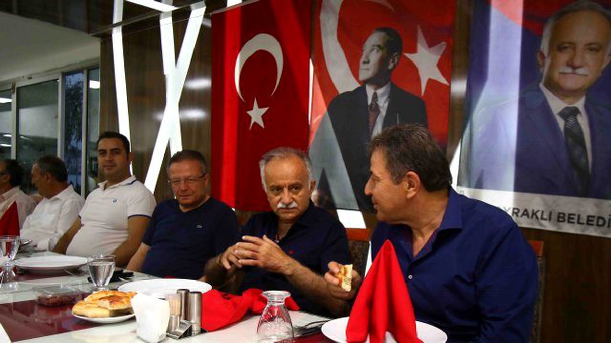 Bayrak inmez vatan bölünmez!