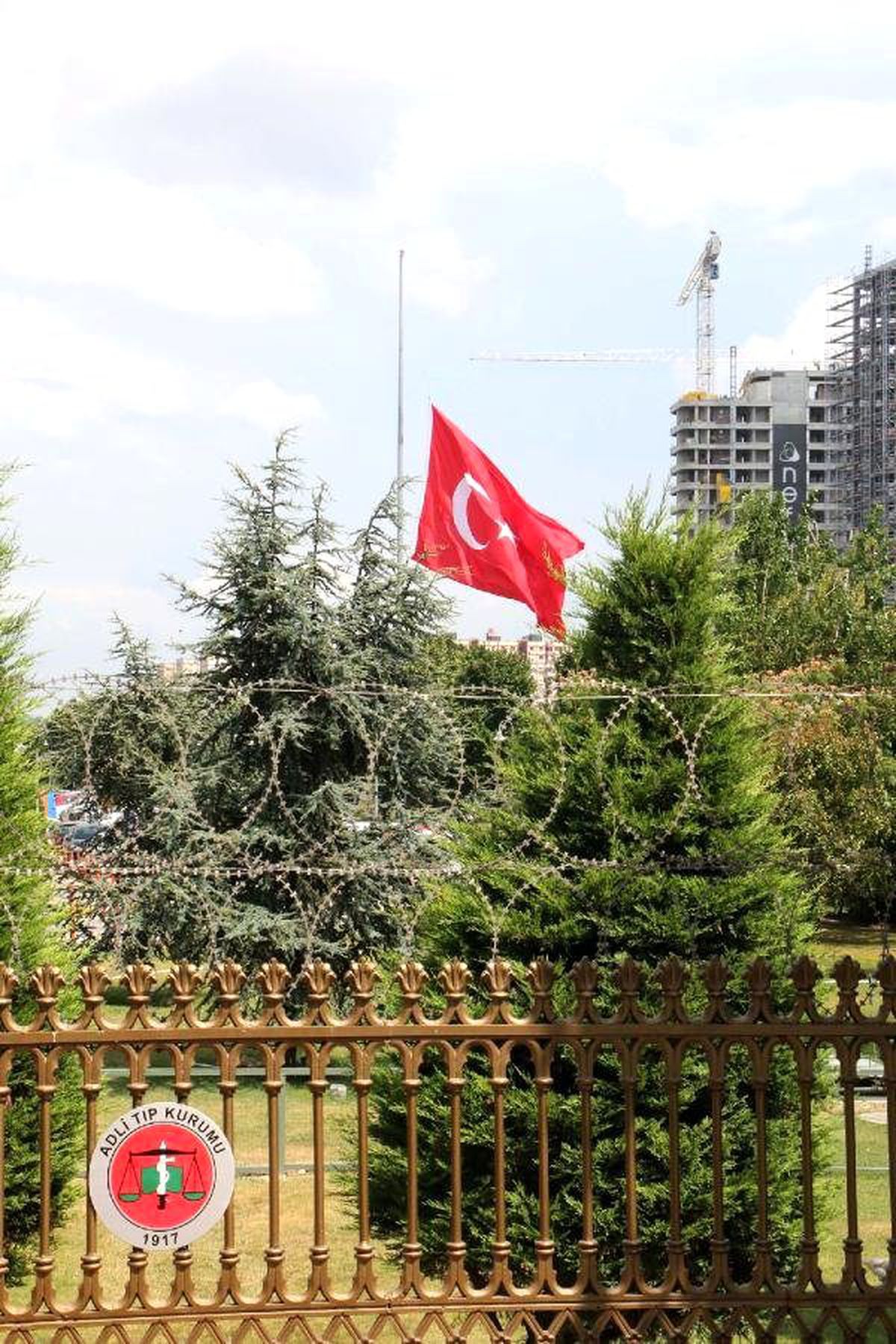 Bayraklar Yarıya İndi