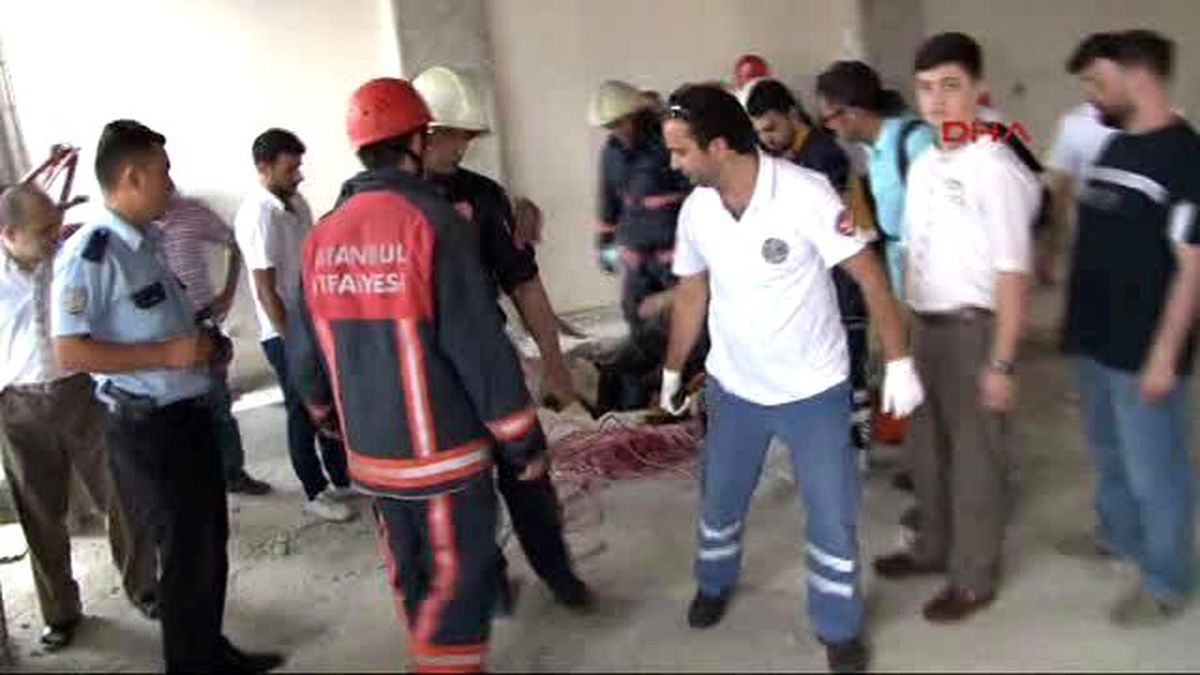 Beyoğlu\'nda Bir Binanın Su Dolu Bodrumuna Düşen Yaşlı Adam Kurtarıldı