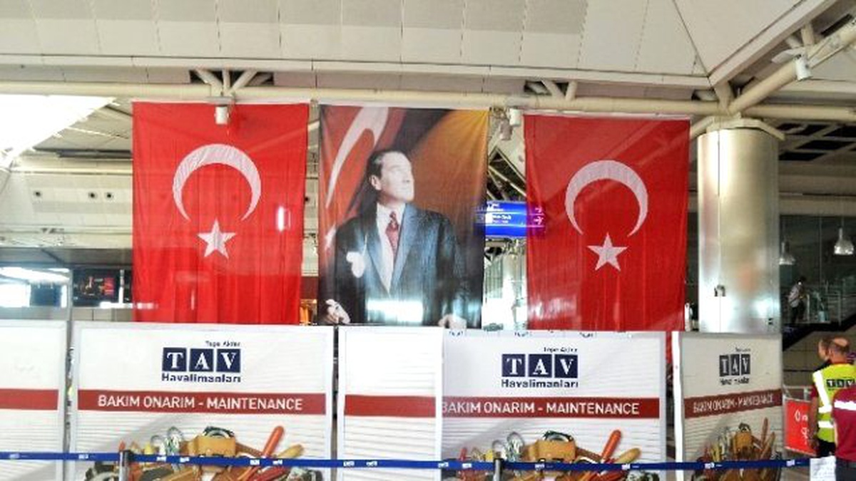 Bombanın Patladığı Yere Türk Bayrağı Asıldı