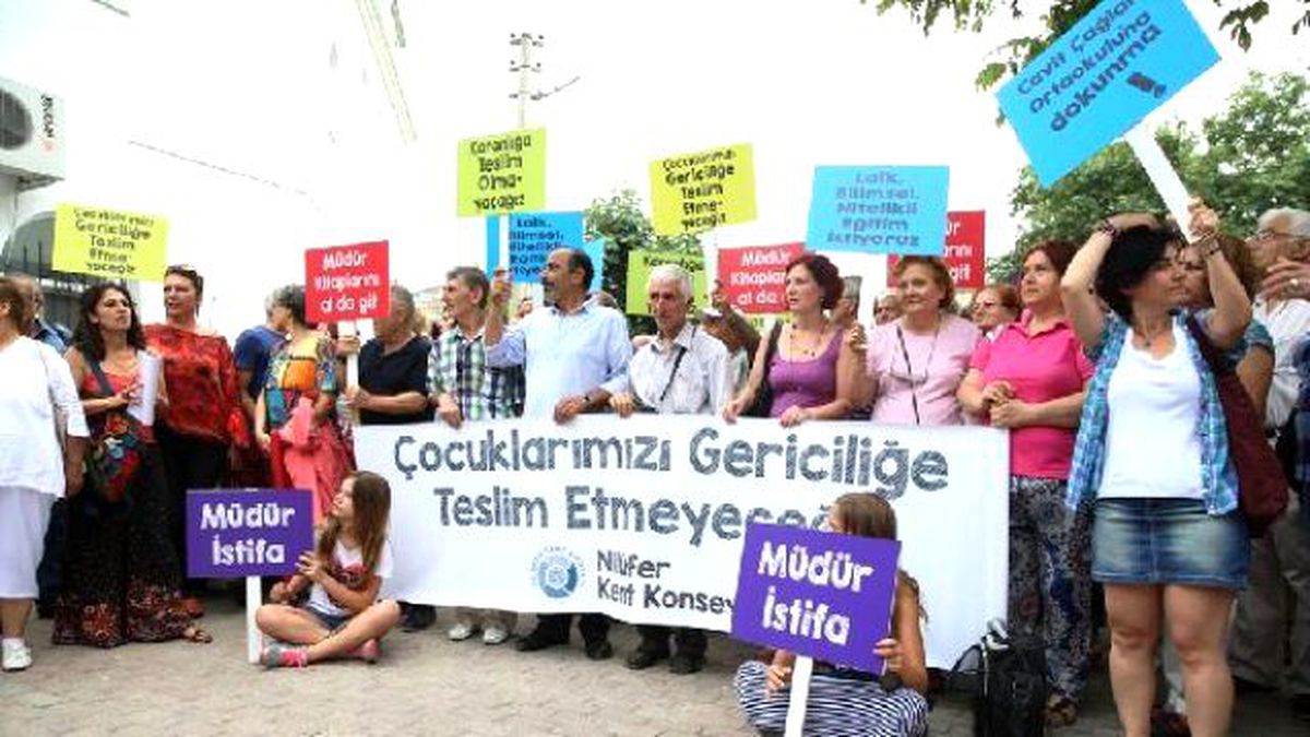 Bursa\'da Tepkilere Neden Olan Kitabı Dağıtan Okulun Müdürünü İstifaya Çağırdılar