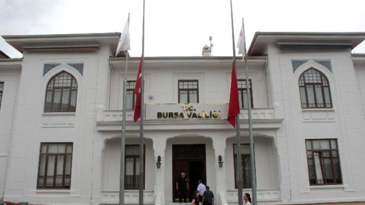 Bursa\'da Türk Bayrakları Yarıya İndi
