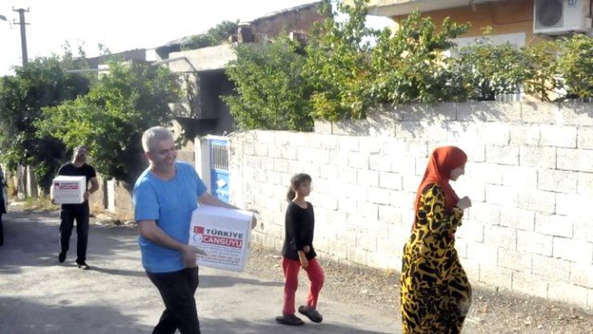Cansuyu Derneği Kahta\'da Yardım Dağıttı