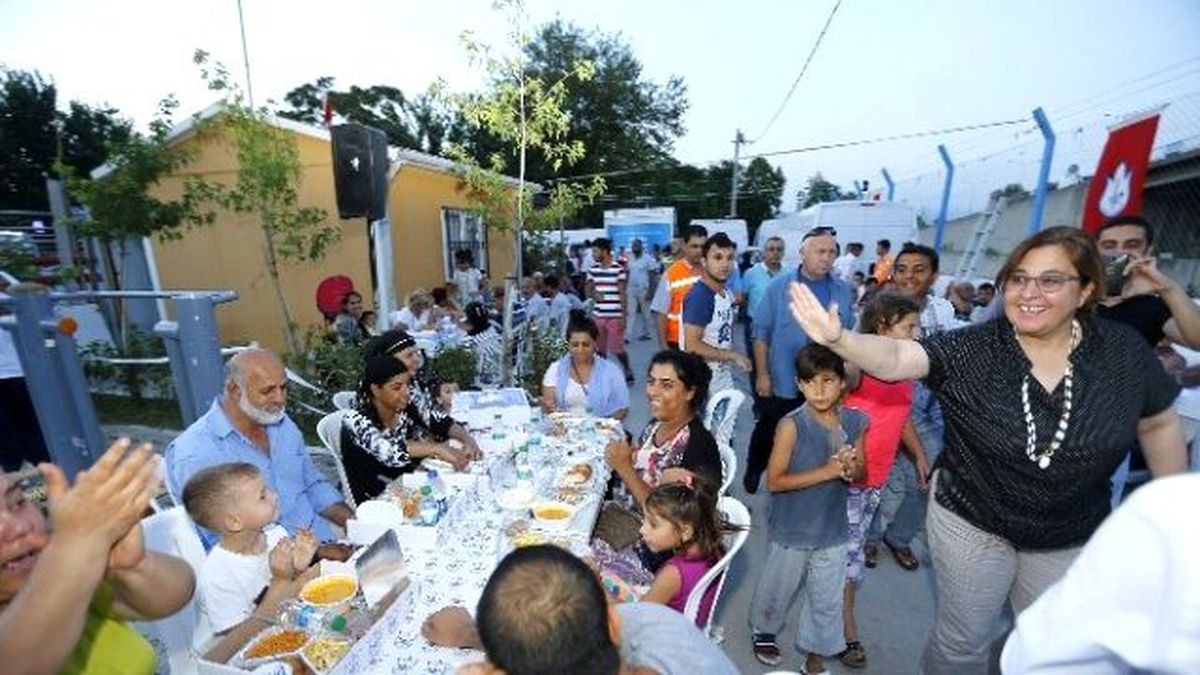 Ege Mahallesi\'nde Bin Kişilik İftar Sofrası