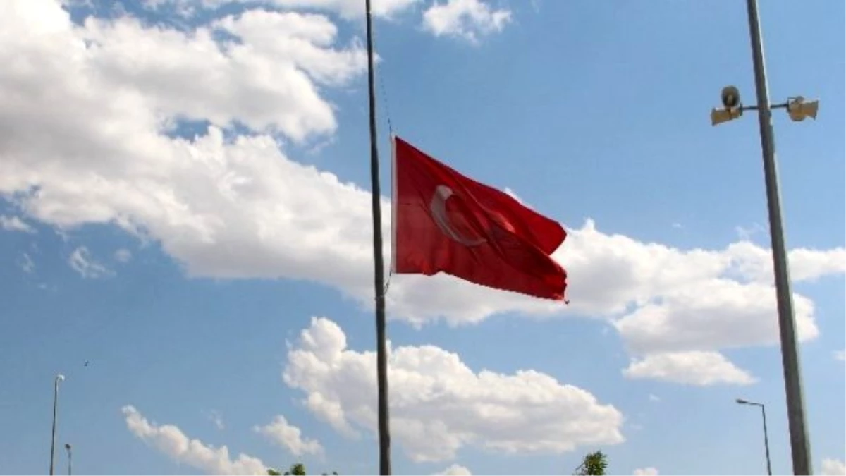 Elazığ\'da Bayraklar Yarıya İndirildi