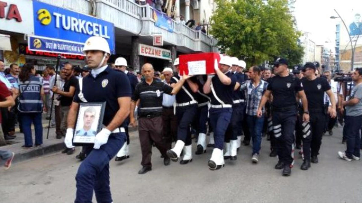 Elazığ\'da Şehit Polis Son Yolculuğuna Uğurlandı
