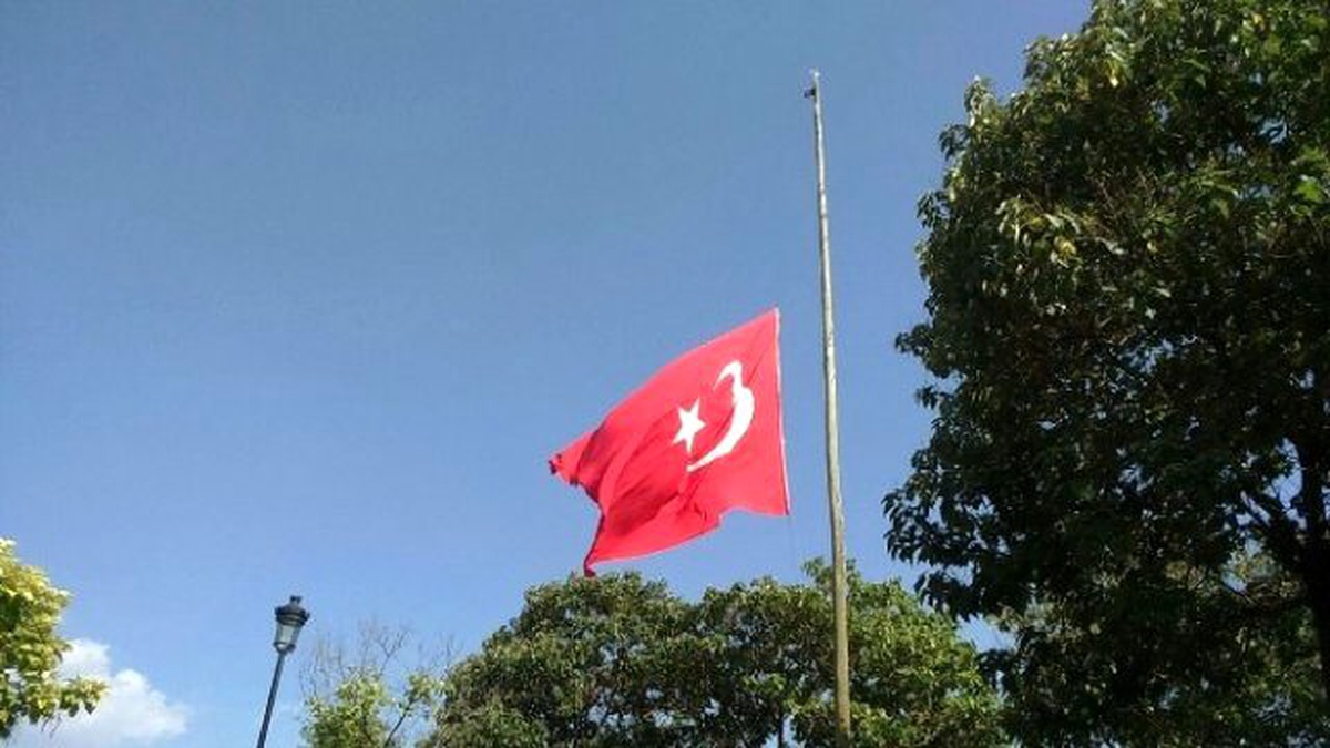 Gaziantep\'te Bayraklar Yarıya İndirildi