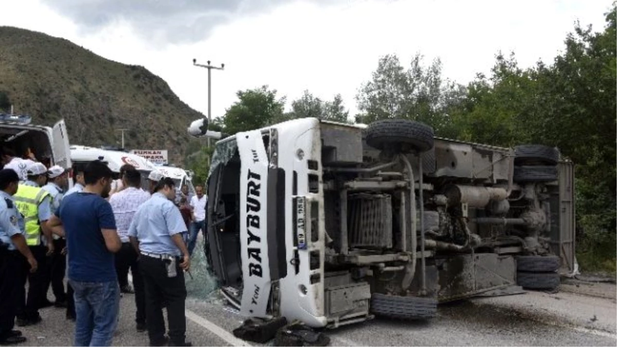 Gümüşhane\'de Trafik Kazası: 19 Yaralı