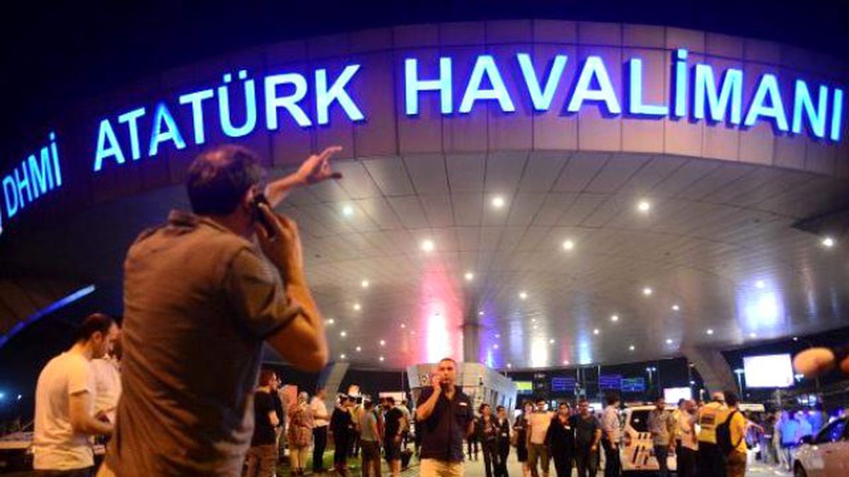 Havalimanı Önünde Endişeli Bekleyiş