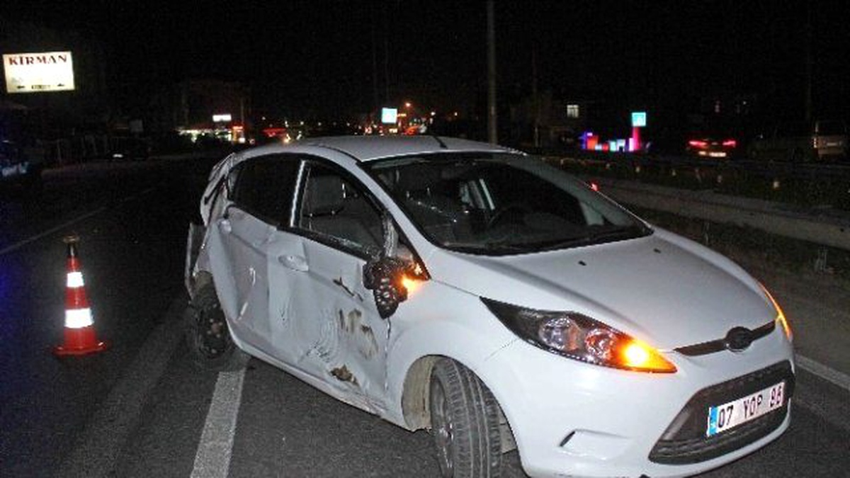 Kamyonun Çarptığı Otomobilden Yara Almadan Kurtuldular