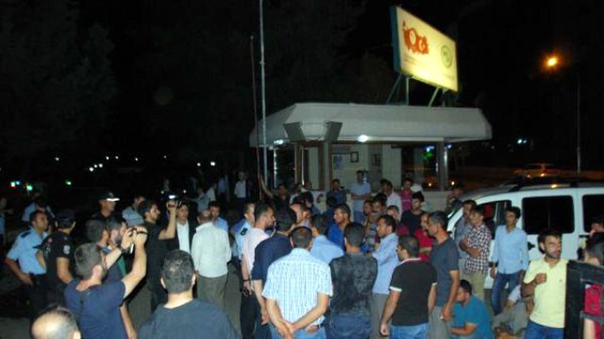 Kanalda Kaybolan Kişinin Yakınları Suyun Kesilmesi İçin DSİ\'de Eylem Yaptı