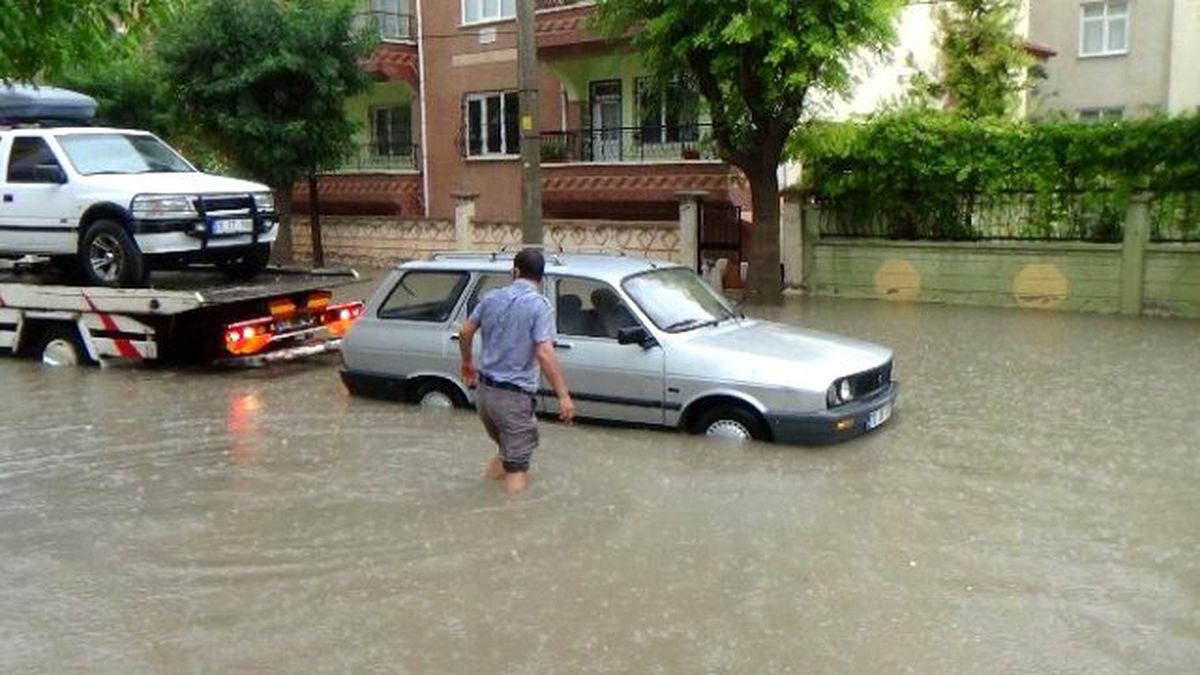 Karaman\'da Sağanak Nedeniyle Evleri Su Bastı