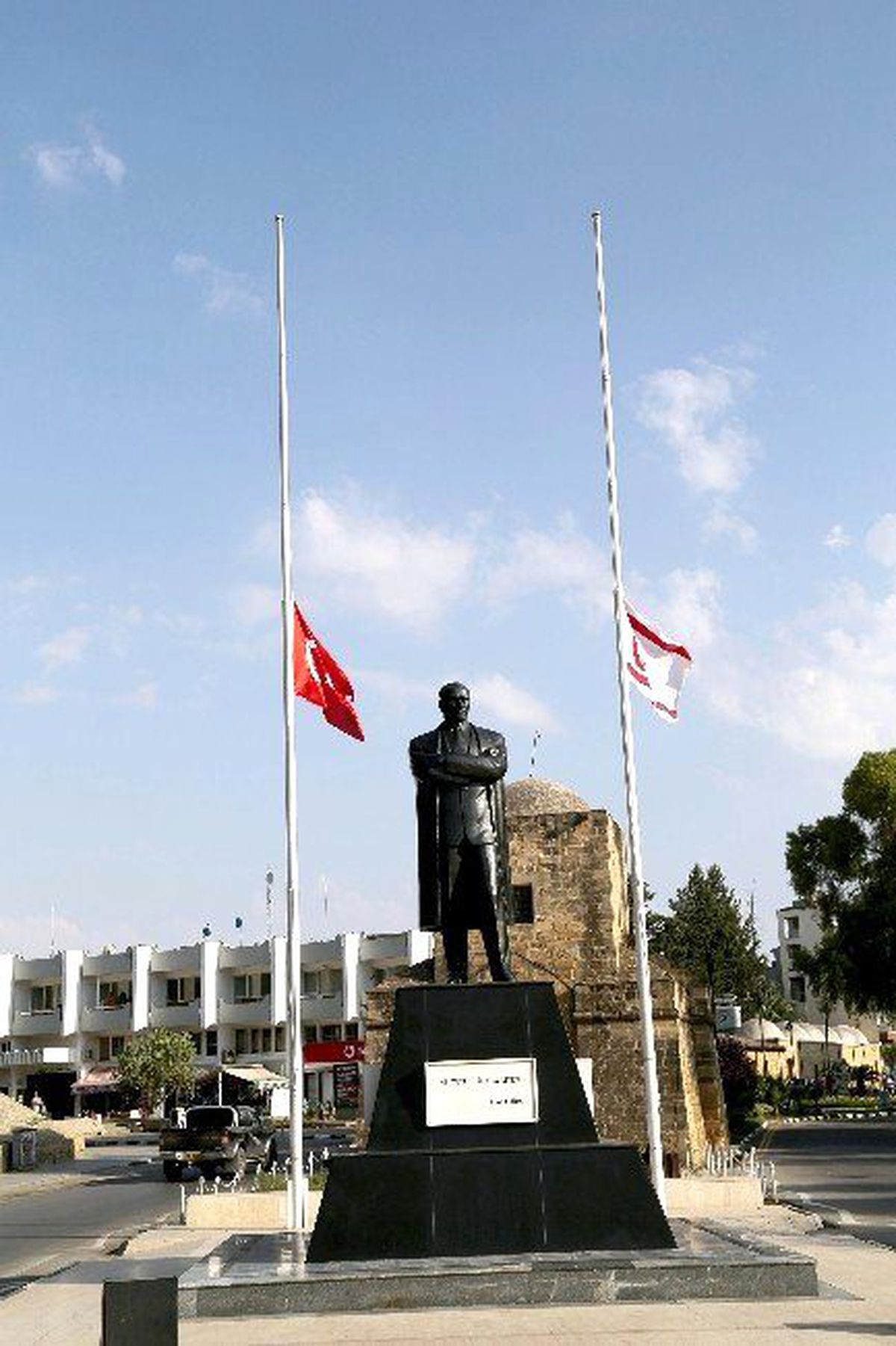 KKTC\'de Bayraklar Yarıya İndirildi