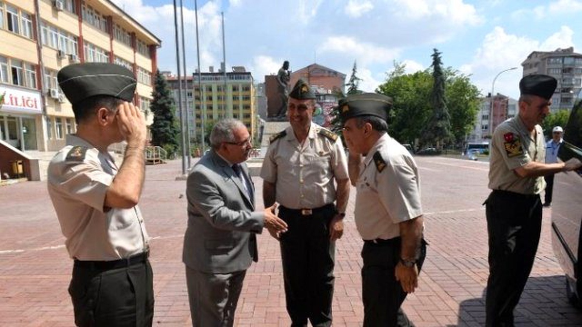 Komutanlardan Vali Ahmet Hamdi Nayir\'e Ziyaret