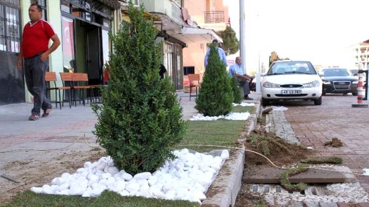Kula Yunus Emre Caddesi Yeşile Büründü