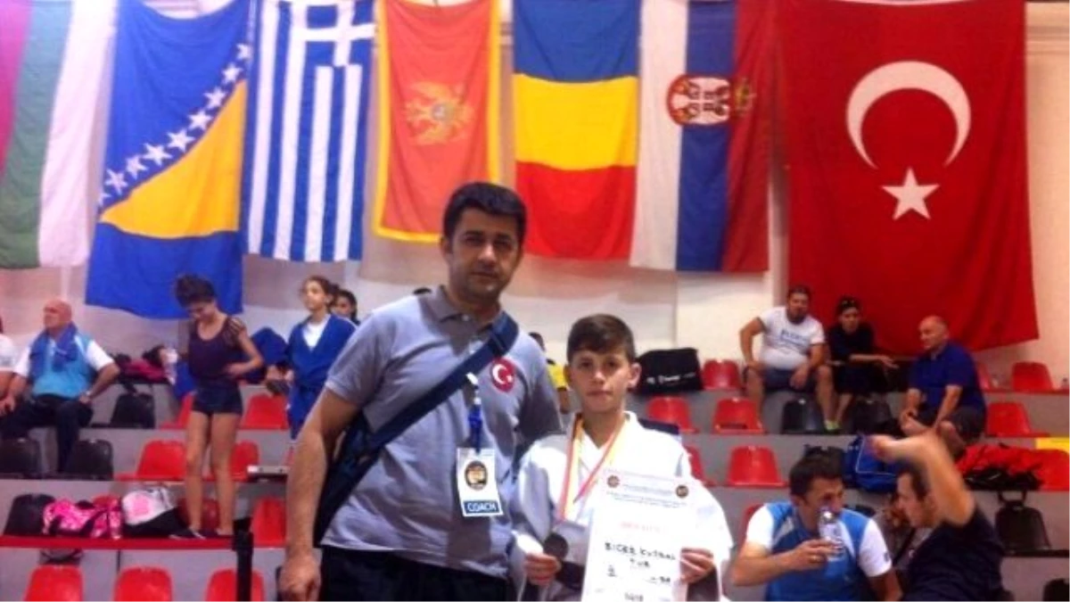 Kutsal Biçer, Yıldızlar Balkan Şampiyonasında Madalya ile Döndü