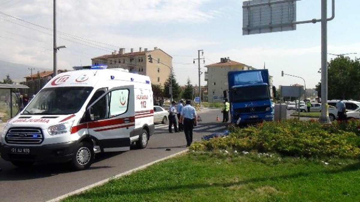 Motosikletle Kamyonet Kafa Kafaya Çarpıştı: 1 Ölü