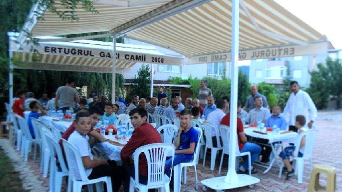Osmaneli\'de Cami Cemaati İftarda Buluştu