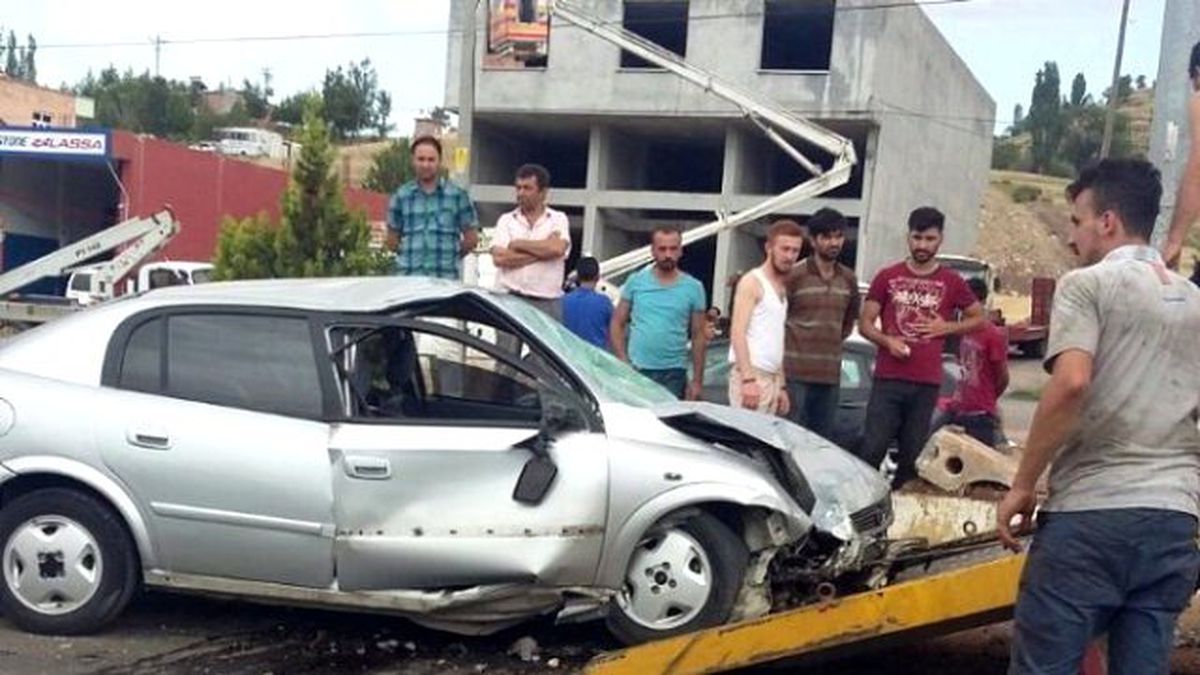 Otomobil Refüje Çarptı