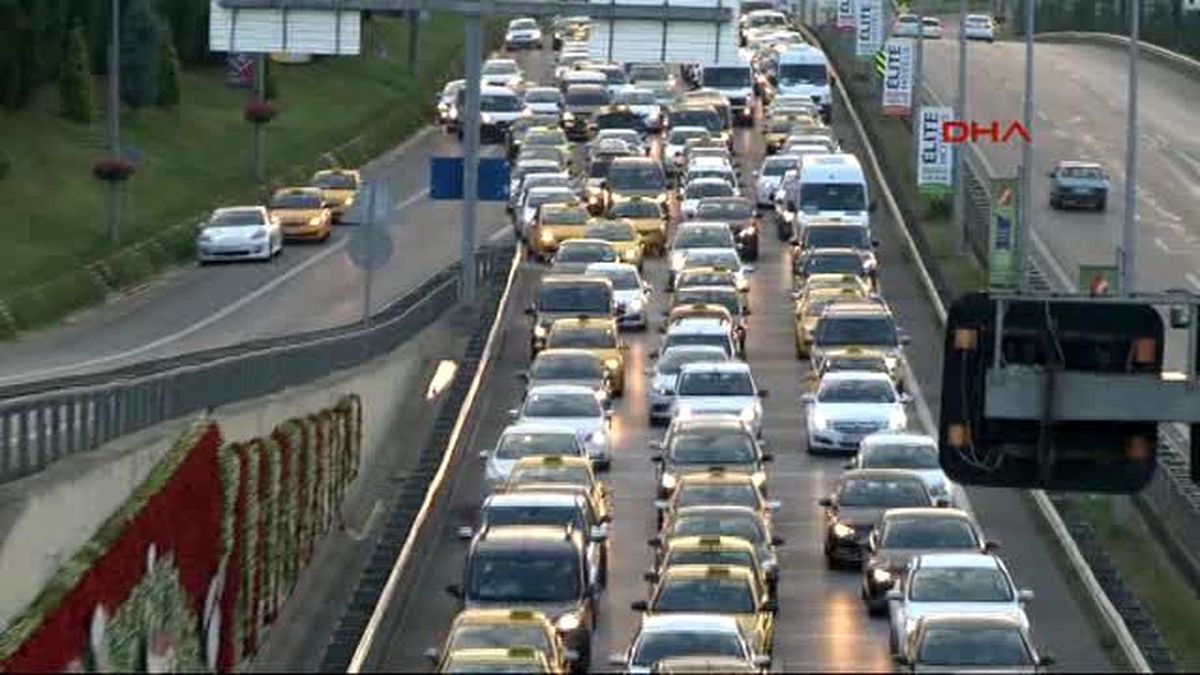 Sabiha Gökçen Havalimanı Önünde Uzun Araç Kuyruğu Oluştu