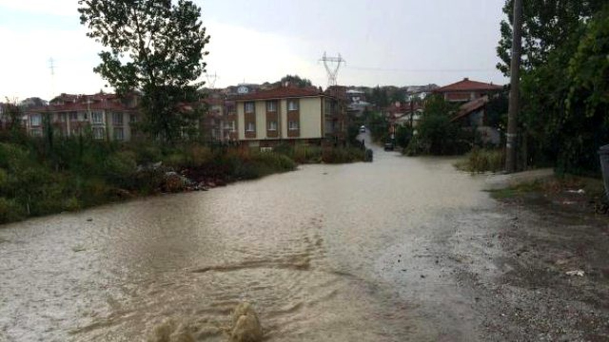 Sakarya\'da Yarım Saatlik Sağanak Hayatı Felç Etti