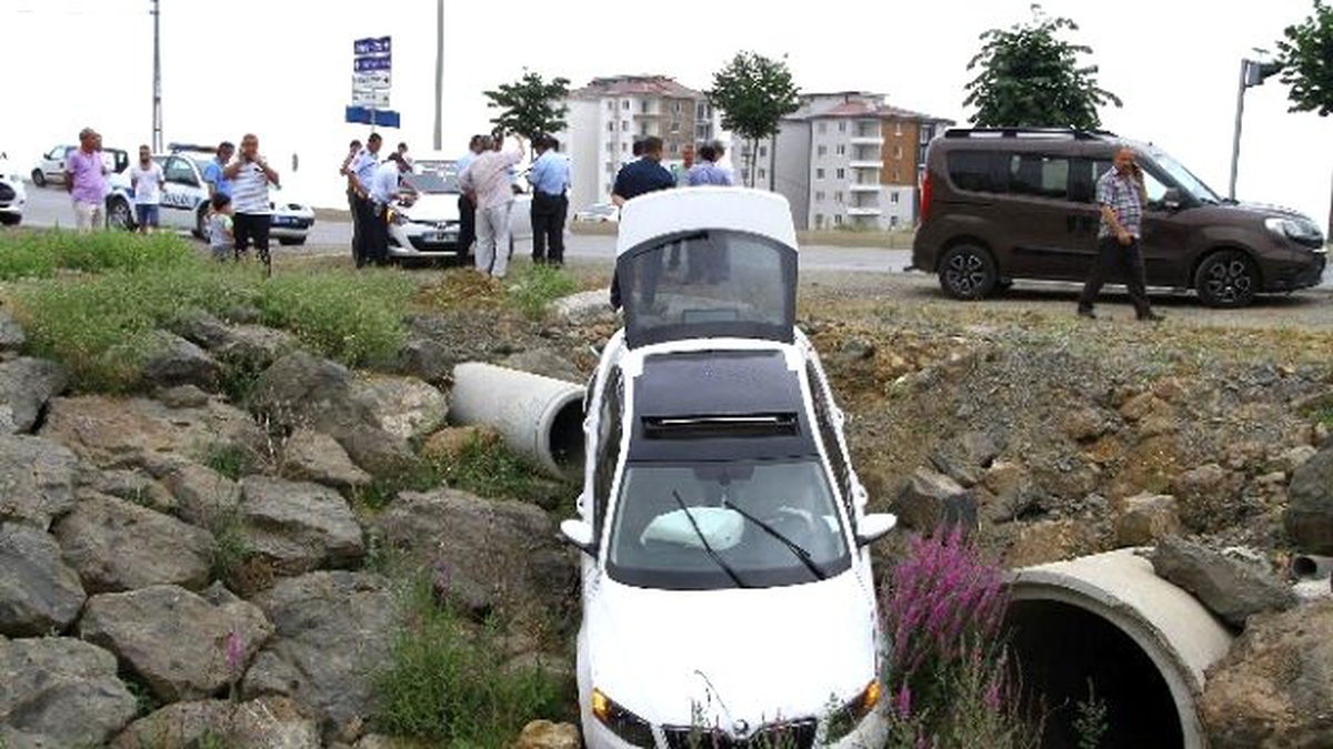 Samsun\'da Kaza Yapan Araç Su Kanalına Düştü: 1 Yaralı