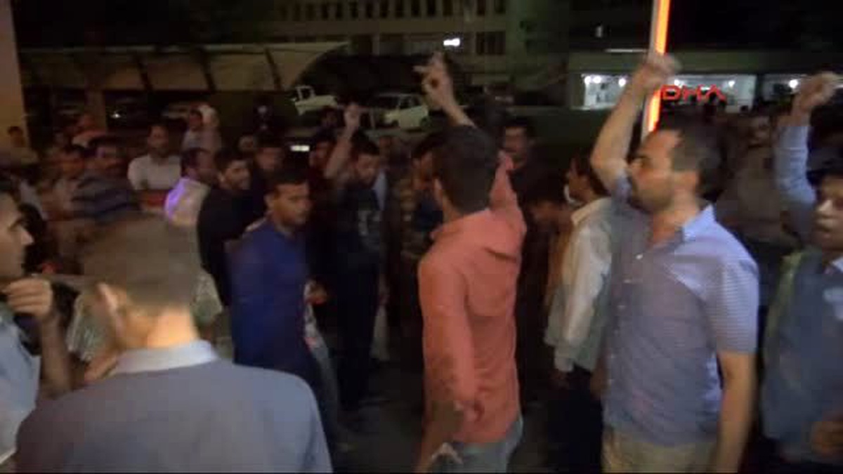 Şanlıurfa Kanalda Kaybolan Kişinin Yakınları Suyun Kesilmesi İçin DSİ\'de Eylem Yaptı )