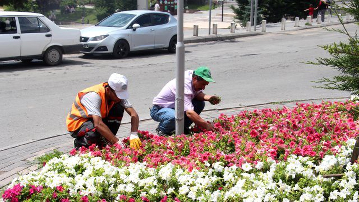 Temizlik ve Bakım Çalışmaları Tüm Hızıyla Devam Ediyor