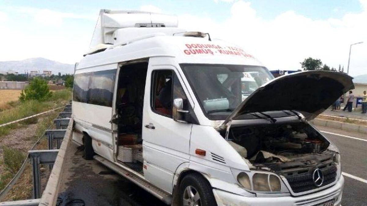 Tır Yolcu Minibüsüne Çarptı: 2 Ölü, 6 Yaralı