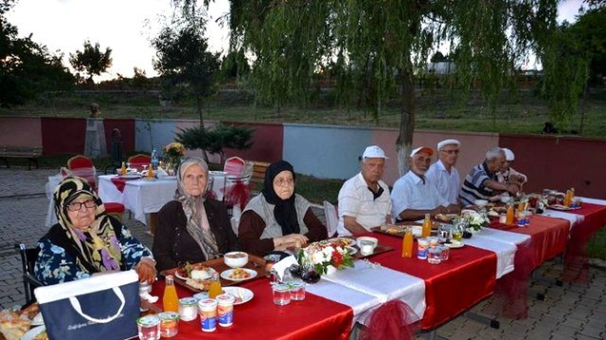 Vali Ceylan, Huzurevi Sakinleriyle İftarda Buluştu