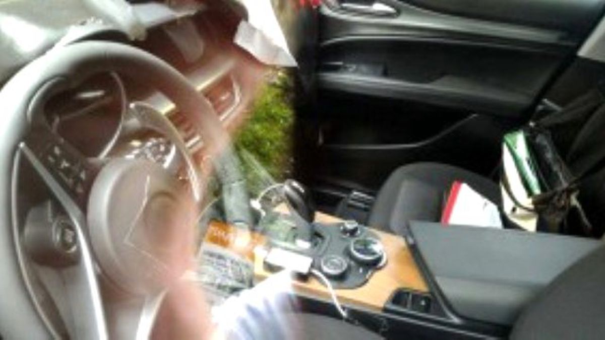 2017 Alfa Romeo Stelvio\'nun Kokpit Tasarımı Nasıl Olacak?