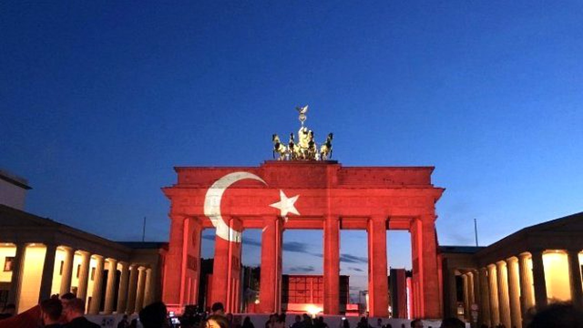 Almanlar, Brandenburg Kapısına Yansıttıkları Ay Yıldızla Terörü Kınadı