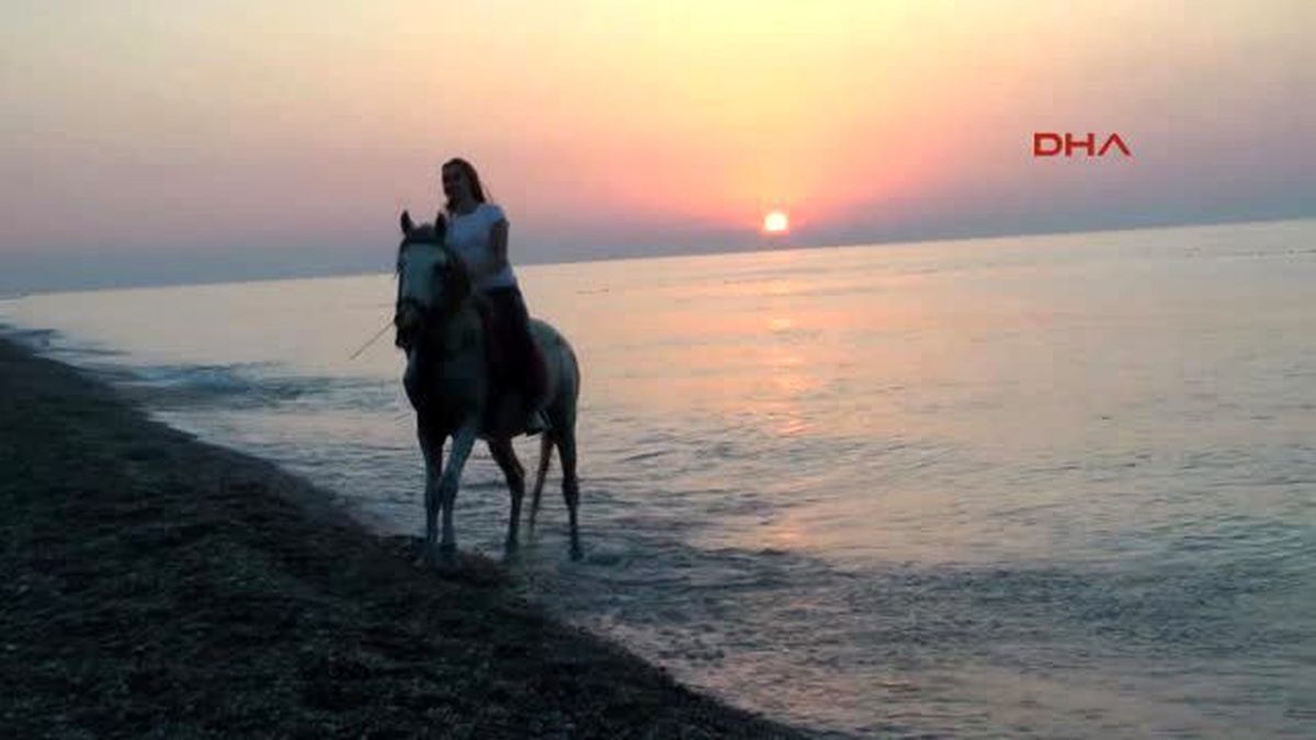 Antalya At Üzerinde Gündoğumu Keyfi