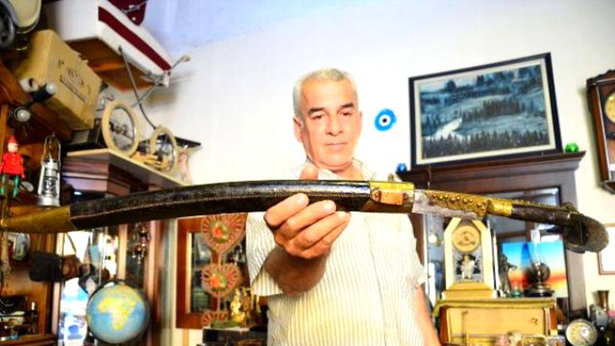 Antikacı Ama, Bazı Eşyaları Satmaya Kıyamıyor