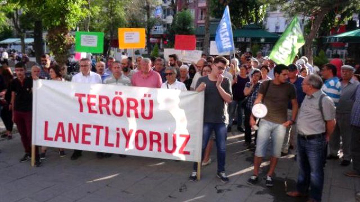 Atatürk Havalimanı\'ndaki Terör Saldırısı Uşak\'ta Protesto Edildi