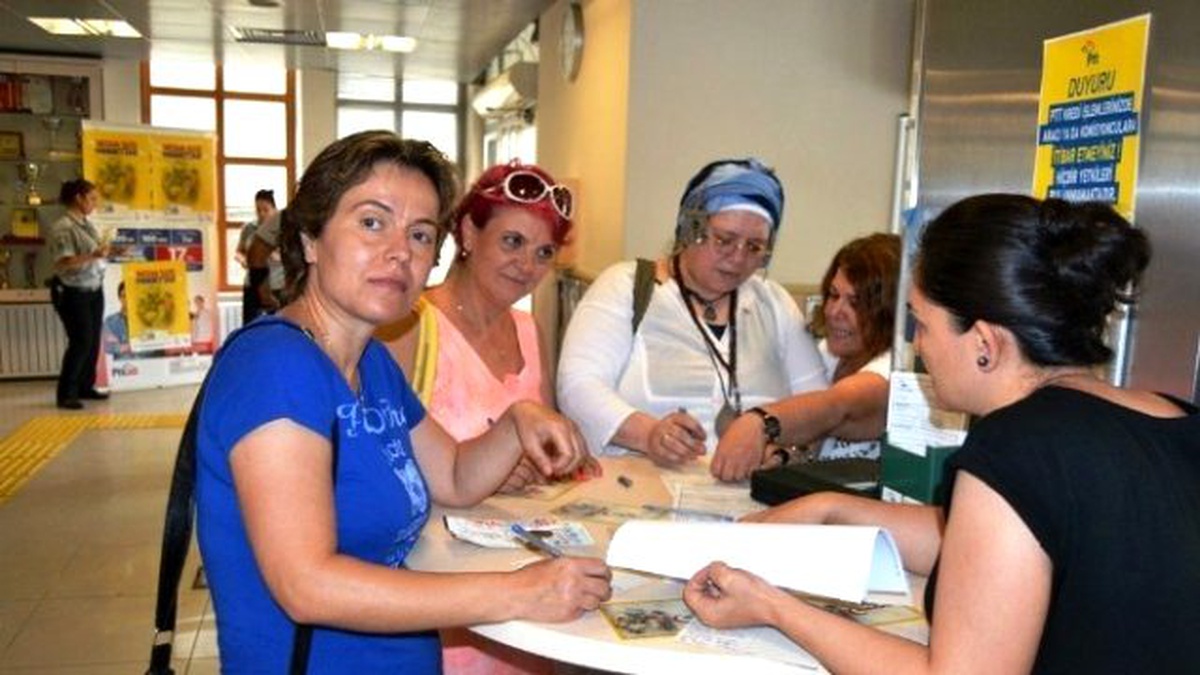 Ayvalıkta PTT\'nin "Tebrik Kartı Bizden Güvenlik Güçlerine Göndermek Sizden" Kampanyasına İlgi Yoğun...