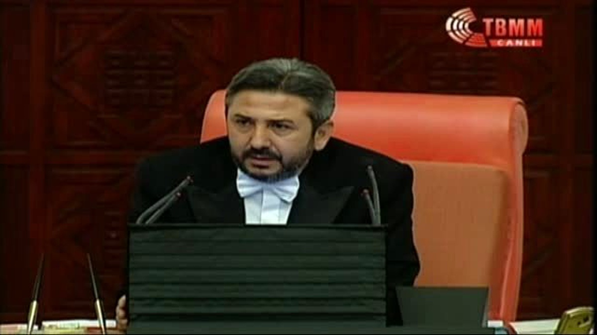 Bakan Salondan Ayrıldı, Meclis\'te Tansiyon Yükseldi