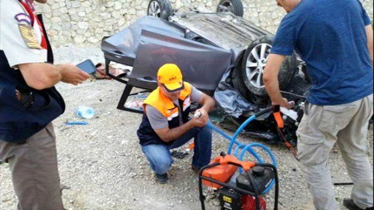 Bartın\'da Otomobil Şarampole Devrildi: 4 Yaralı