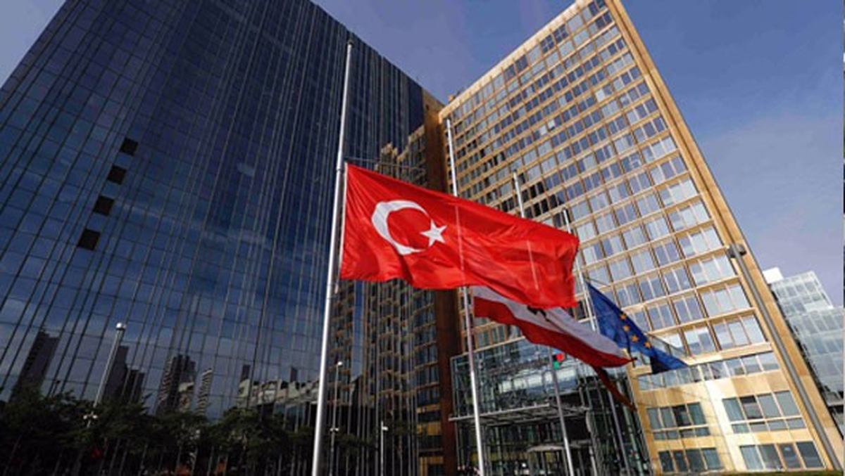 Bild Bayrakları Yarıya İndirdi