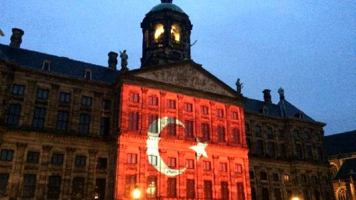 Dam Square\'da Türk Bayrağı