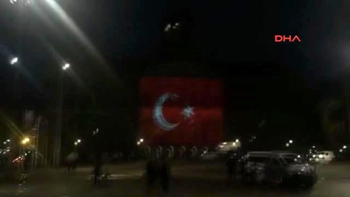 Dam Square\'da Türk Bayrağı...