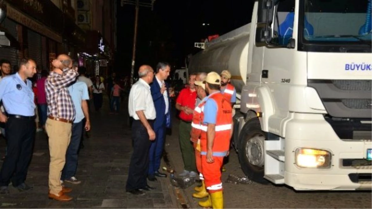 Diyarbakır\'da Cadde ve Kaldırımlar Deterjanla Yıkanıyor