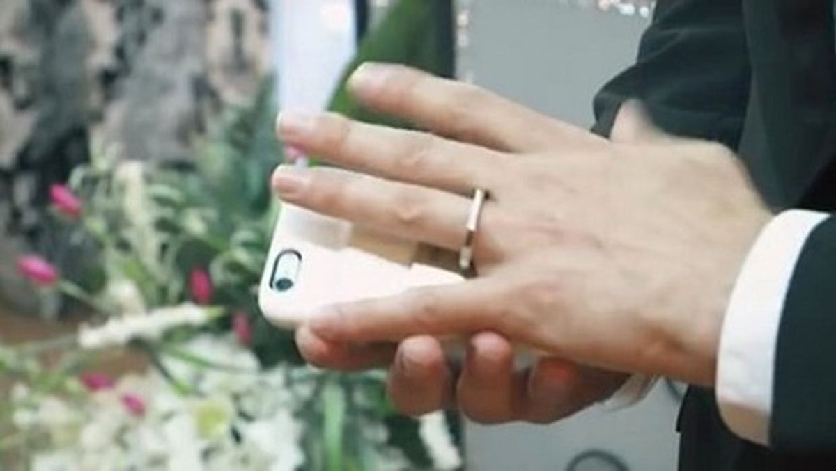 İphone\'uyla Evlenen Adam!