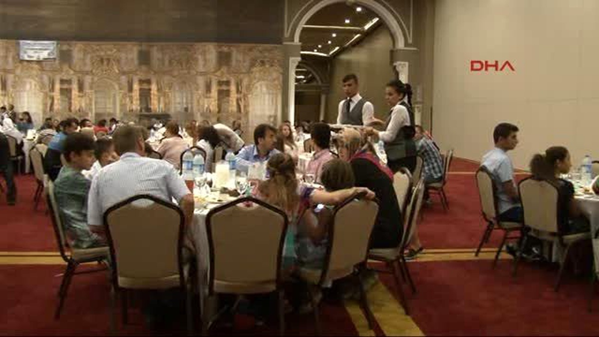 İzmir Emniyetten Çocuklara ve Yaşlılara İftar