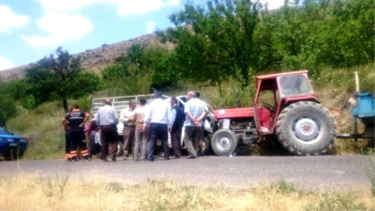Kamyonet Park Halindeki Traktöre Çarptı: 3 Yaralı