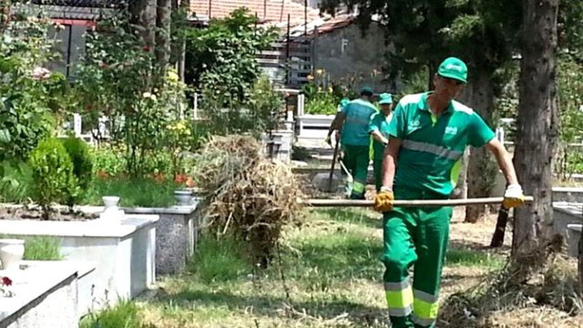 Karesi\'de Mezarlıklar Ziyarete Hazır