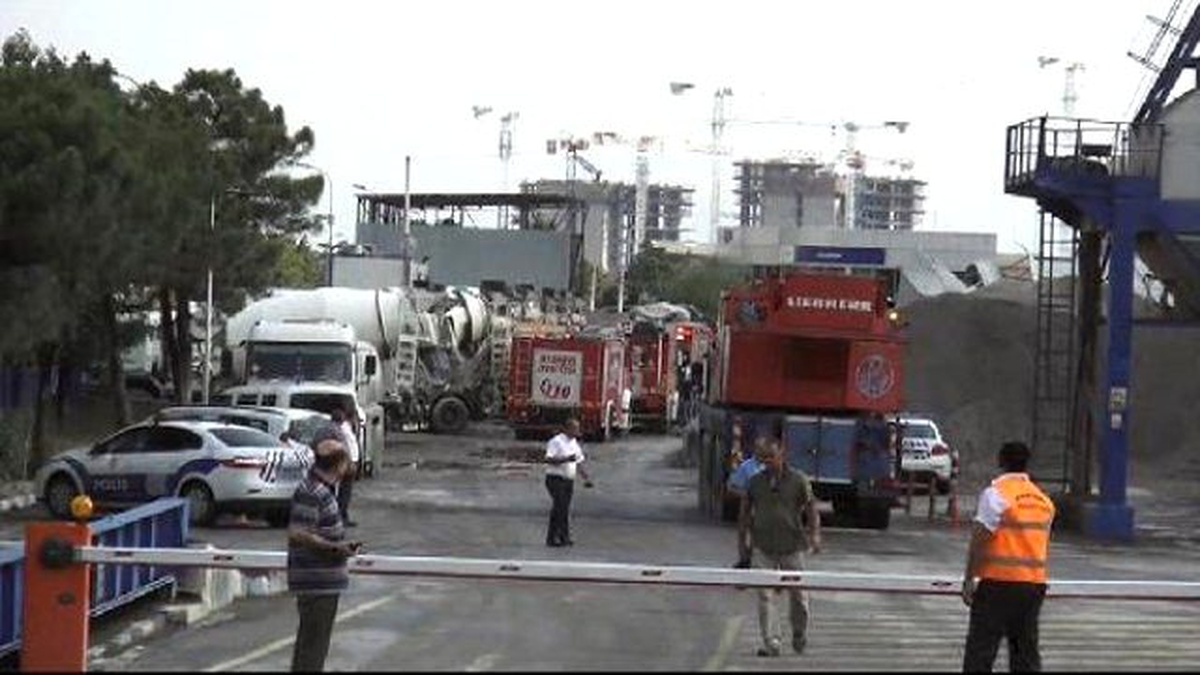 Kartal\'da Beton Santralinde Çökme: 2 Kişi Mahsur (1)